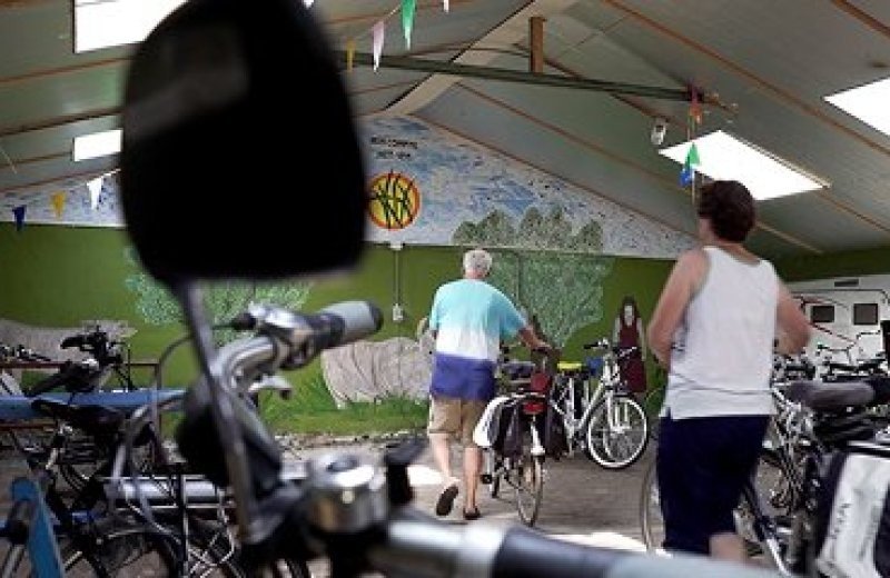 Overdekte fietsenstalling met oplaadpunt voor e-bikes